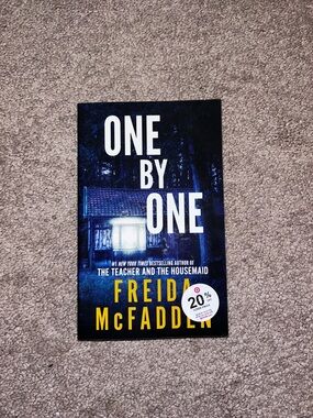 One By One by Freida McFadden - Paperback Thriller